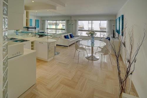 une cuisine et un salon avec une table et un canapé dans l'établissement GRA3 - Studio cabine, centre ville, à Cannes