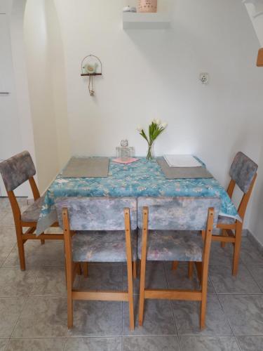 uma mesa com duas cadeiras e uma toalha de mesa em Helena apartman em Cserszegtomaj