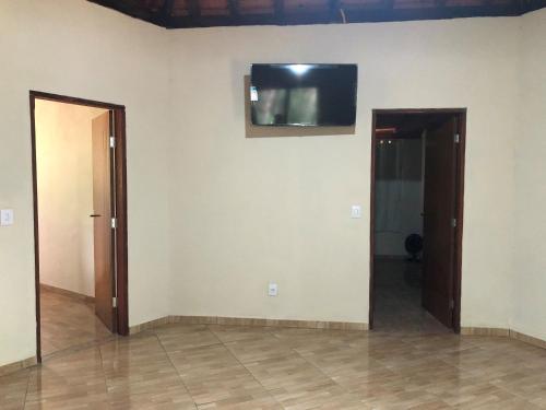 Μια τηλεόραση ή/και κέντρο ψυχαγωγίας στο Casa em Aiuruoca - A Natureza em um Recanto