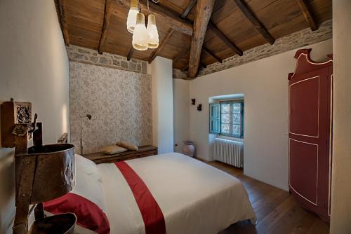 une chambre avec un grand lit dans une pièce avec des plafonds en bois dans l'établissement il Friscello, à Loro Ciuffenna