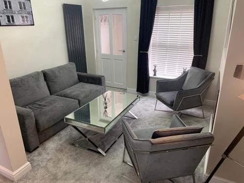 a living room with a couch and a table and chairs at Luxury House, central Stamford with parking in Stamford