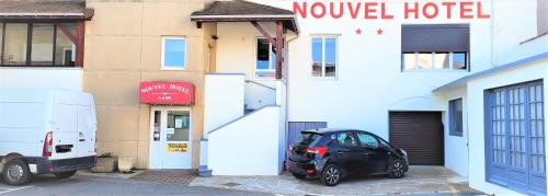 a black car parked in front of a hotel at Nouvel Hotel in Lons-le-Saunier
