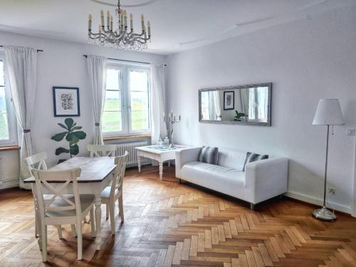 uma sala de estar com um sofá e uma mesa em Hotel & Restaurant Schloss Schwandegg em Oberstammheim