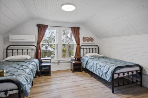 En eller flere senger på et rom på Charming 4 bedroom farmhouse with large backyard for entertaining