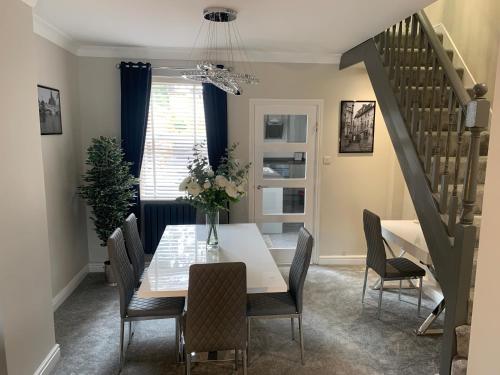 a dining room with a table and chairs at Luxury House, central Stamford with parking in Stamford