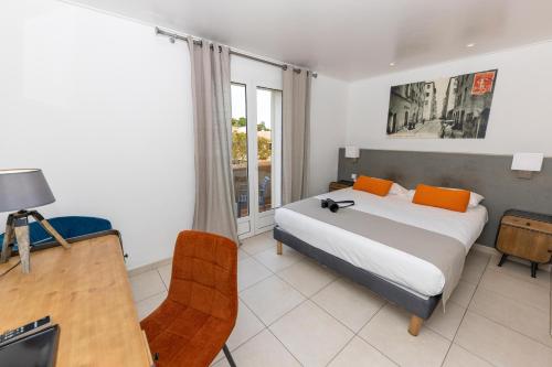 a bedroom with a large bed and a window at Hôtel Casa Rossa & Spa in LʼÎle-Rousse
