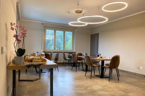 een eetkamer met een lange tafel en stoelen bij Il Riccio e la Castagna - Country House in Montaldo Roero