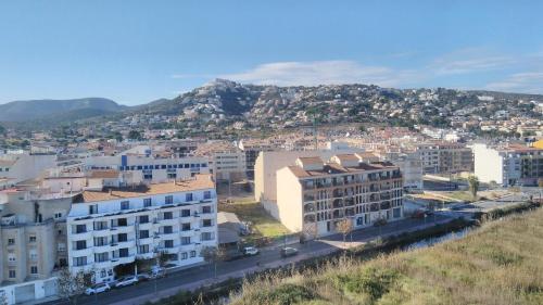 een stad met gebouwen en een berg op de achtergrond bij Alpen1 Peñiscola Playa 1era Linea in Peñíscola