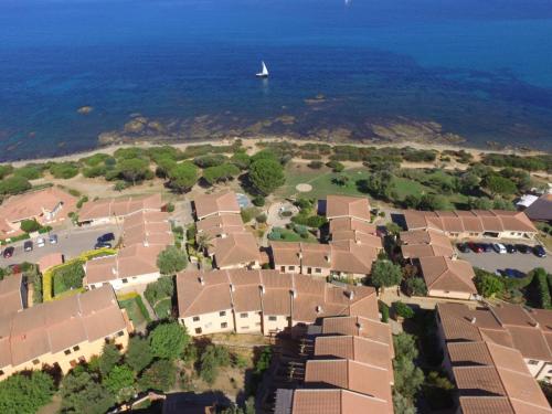 una vista aerea di un villaggio con una barca a vela in acqua di Casa delle lantane climatizzata a Villaputzu