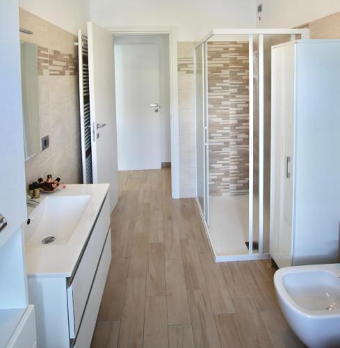 a bathroom with two sinks and a shower at Infinity Luxury in Lezzeno