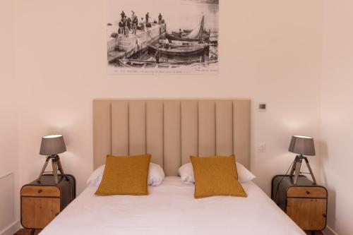 a bedroom with a bed with two lamps at Hôtel Casa Rossa & Spa in LʼÎle-Rousse