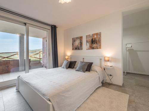 a bedroom with a large bed and a large window at Villa Latisa in Terra Mala