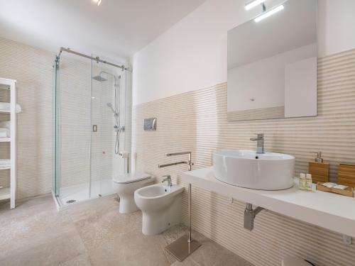a bathroom with a sink and a toilet at Villa Latisa in Terra Mala
