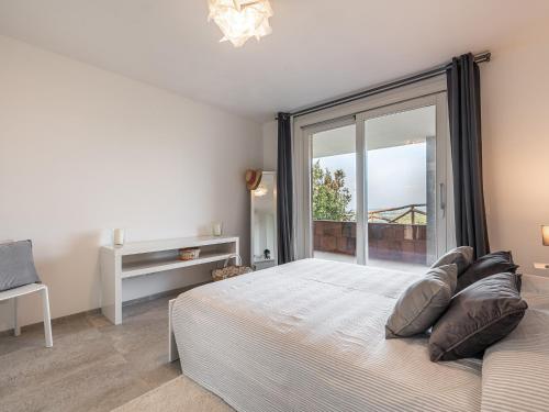 a bedroom with a large bed and a large window at Villa Latisa in Terra Mala
