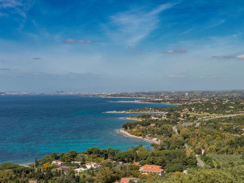 an aerial view of a beach and the ocean at Villa Latisa in Terra Mala