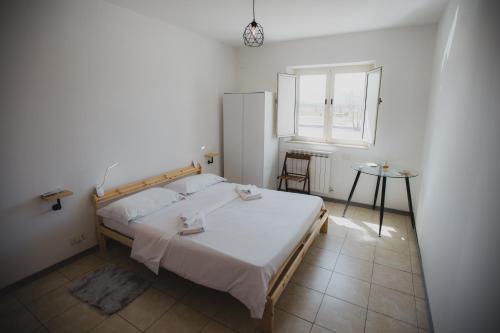 1 dormitorio con cama, ventana y mesa en Airport Inn Preturo Affittacamere en San Vittorino