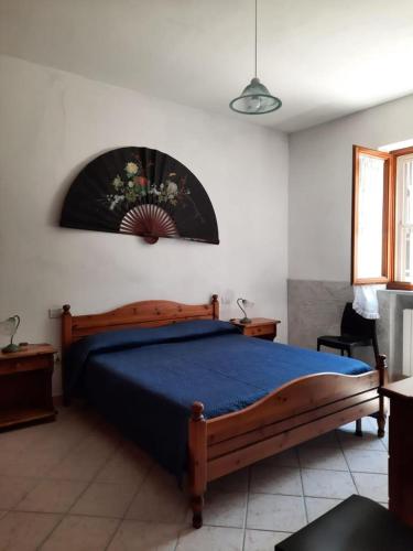 1 dormitorio con 1 cama azul grande en una habitación en Magomadas Enjoy House, en Magomadas