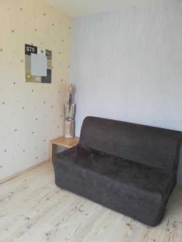 a black bed in a room with a wall at Le Clos du Chêne in Langon