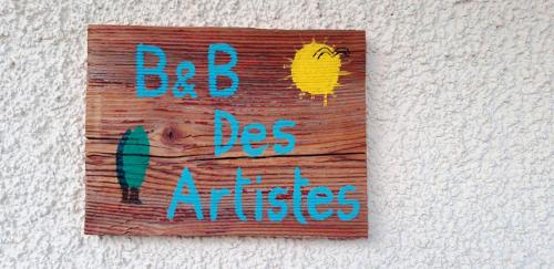 Una señal en una pared que dice que BdB hace milagros en B&B Des Artistes, en Borzano