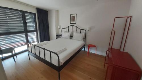 A bed or beds in a room at Oporto City View - Trindade Skyline