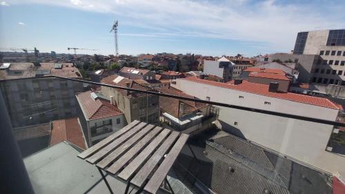 Vue de tête d'une ville avec des bâtiments et des toits dans l'établissement Oporto City View - Trindade Skyline, à Porto