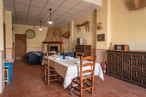 comedor con mesa y cocina en Casas rurales Los Guerrero B, en Peñarrubia