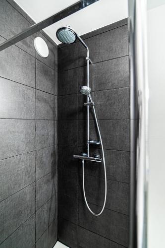 une douche avec pommeau de douche dans une salle de bain dans l'établissement WA 2.1 ·Légo, à Toulouse