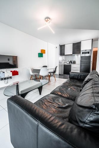 un salon avec un canapé en cuir et une table dans l'établissement WA 2.1 ·Légo, à Toulouse
