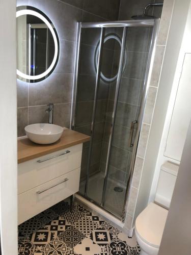 a bathroom with a shower and a sink at Concarneau centre-ville proche plage in Concarneau