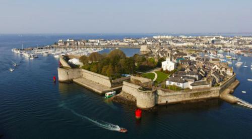 une vue aérienne d'une île dans l'eau dans l'établissement Concarneau centre-ville proche plage, à Concarneau