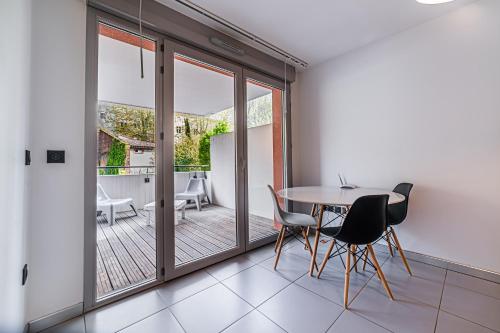 une salle à manger avec une table et des chaises dans l'établissement Wonder Appart' 1.2 - Coeur de ville -, à Toulouse