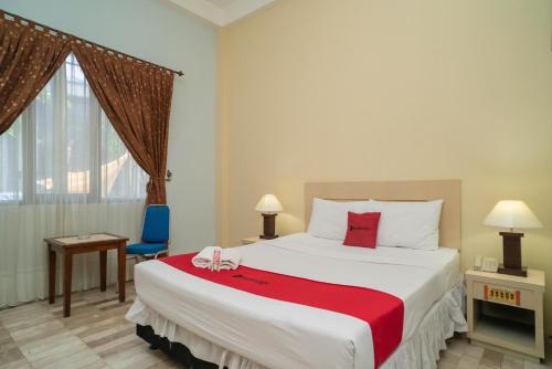 Postel nebo postele na pokoji v ubytování RedDoorz Plus near UIN Banjarmasin