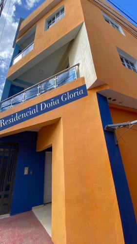 um edifício com um sinal na lateral em RESIDENCIAL DOÑA GLORIA em San Felipe de Puerto Plata