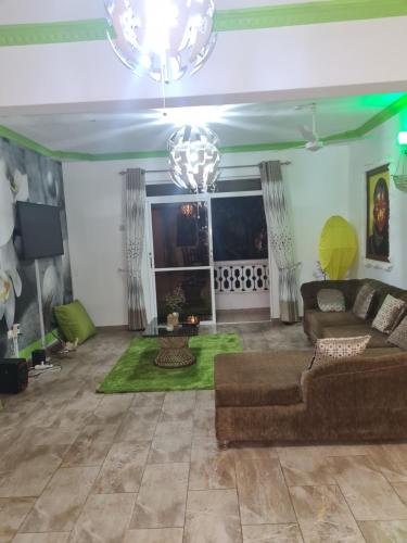 Posezení v ubytování Karibuni palace mtwapa