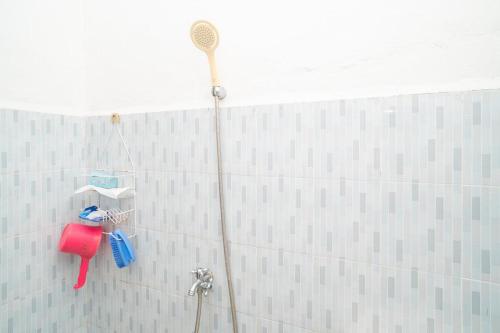 una doccia con tubo fissato a un muro di Koolkost syariah near Jalan Ahmad Yani Banjarmasin 2 a Sungai Lutus