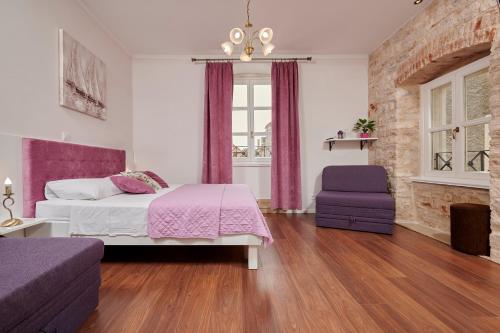 1 dormitorio con 1 cama, 1 sofá y 1 silla en Palace Central Square, en Trogir