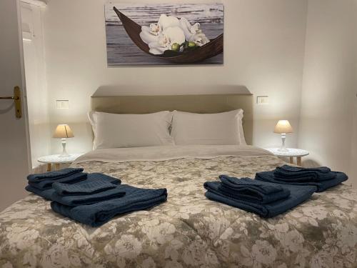 a bedroom with a bed with blue towels on it at appartamento di via macello vecchio in Spoleto