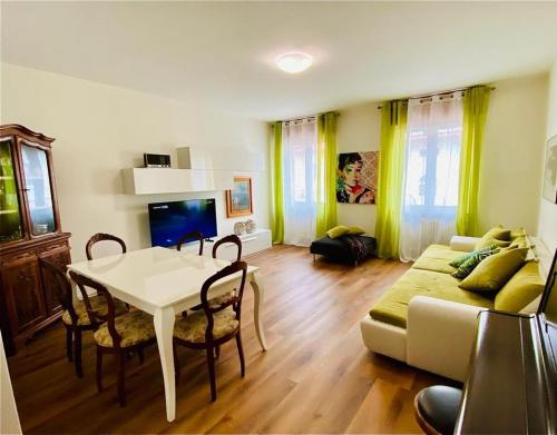 - un salon avec une table et un canapé dans l'établissement Mutti Stay apartments, à Riva del Garda