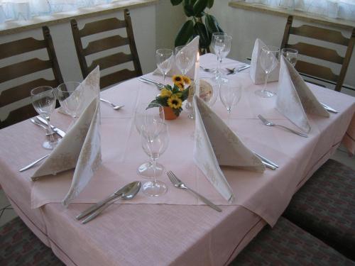 una mesa con copas de vino y servilletas. en Gasthof Laggner, en Steindorf am Ossiacher See