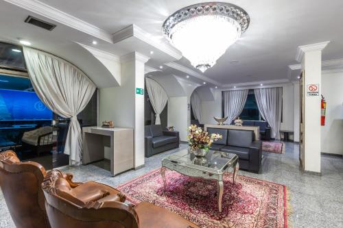 a living room with couches and a chandelier at Porto Minas Hotel e Convenções in Uberlândia