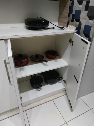 Kuchyň nebo kuchyňský kout v ubytování Apartamento a 8 Km do aeroporto e a 13 Km da praia da PontaNegra, próximo aos restaurantes fluantes