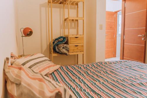 ein Schlafzimmer mit einem Bett und einer Kommode in der Unterkunft La Tranquila in Pergamino