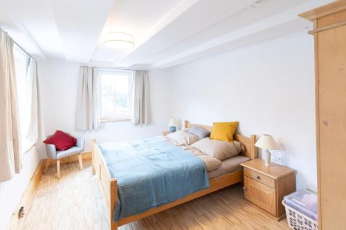Una cama o camas en una habitación de Gästehaus Großhöchberg