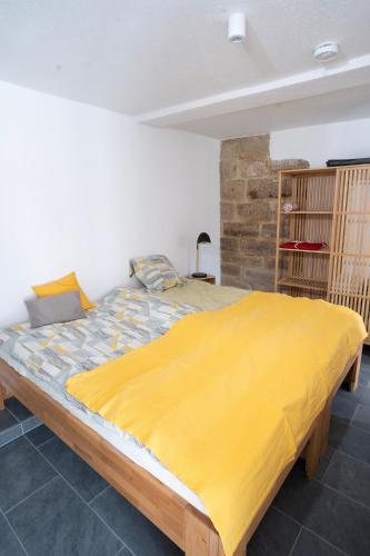 Una cama o camas en una habitación de Gästehaus Großhöchberg