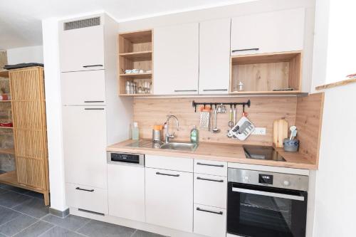 Una cocina o cocineta en Gästehaus Großhöchberg