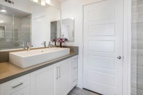 Ванная комната в LA Harbor Home with Private Rooftop near #DTLA
