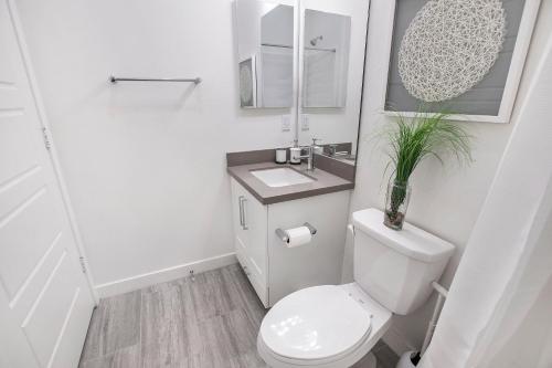 Ванная комната в LA Harbor Home with Private Rooftop near #DTLA