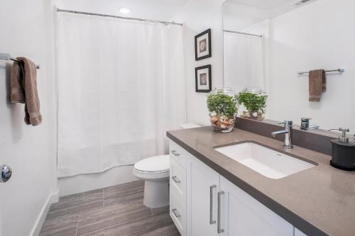 Ванная комната в LA Harbor Home with Private Rooftop near #DTLA