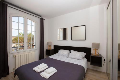 um quarto com uma cama com duas toalhas em COSY TROPEZ, la petite Venise, Port-grimaud em Grimaud
