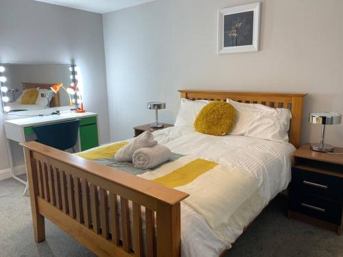 - une chambre avec un lit avec deux animaux rembourrés dans l'établissement Luxury Modern Belfast City Centre 2 Bed Apartment, à Belfast